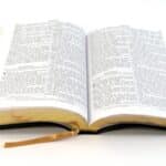 Los 66 Libros De La Biblia En Orden Cronológico (Cuándo Y Quién Los Escribió)