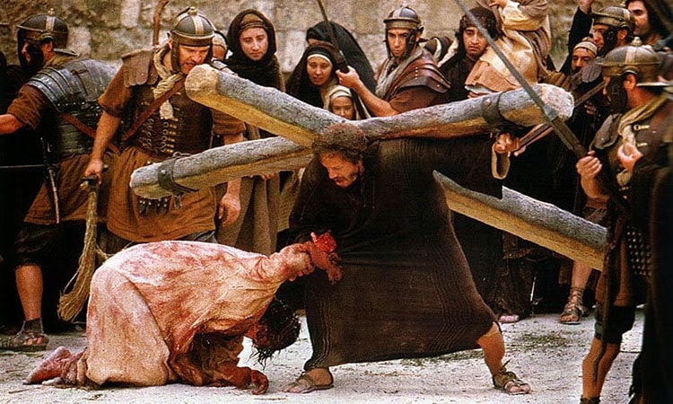Simón de Cirene cargando la cruz de Jesús