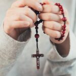 ¿Cómo rezar el rosario?