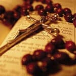 Oraciones Católicas Comunes: Raíces, Importancia Y Más