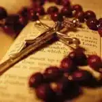 Oraciones Católicas Comunes: Raíces, Importancia Y Más